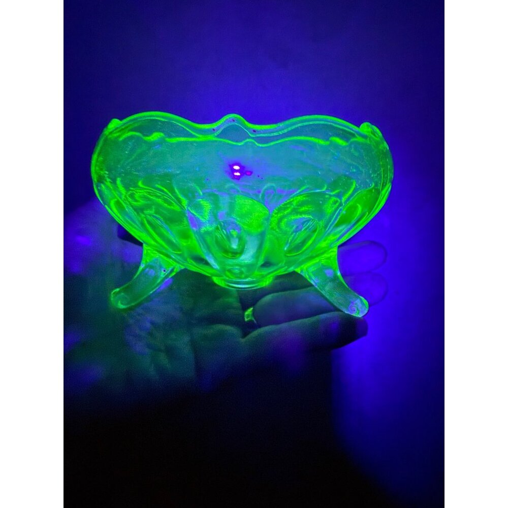 Vintage 30's Green Glass Uranium 3 Footed Rose Bowl Vase - Picture 7 of 16